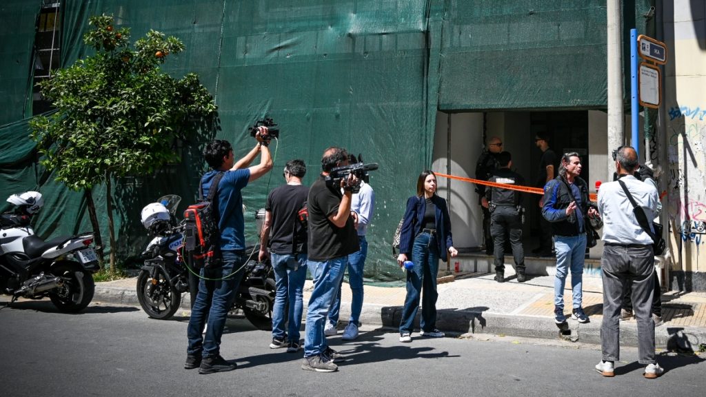 Πυροβολισμοί στον ΕΦΚΑ Κεραμεικού: “Είπε στον υπάλληλο να σκύψει, πυροβόλησε απέναντι και πέτυχε άλλον υπάλληλο στο πόδι”