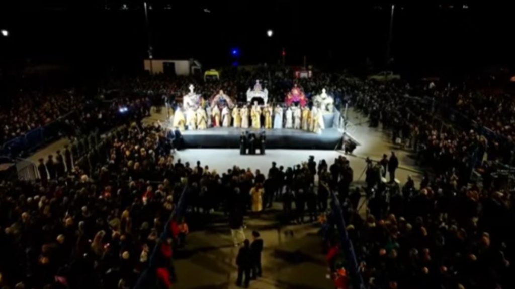 Θεσσαλονίκη: Συναντήθηκαν στην Πλατεία Αριστοτέλους οι πέντε Επιτάφιοι (Βίντεο)