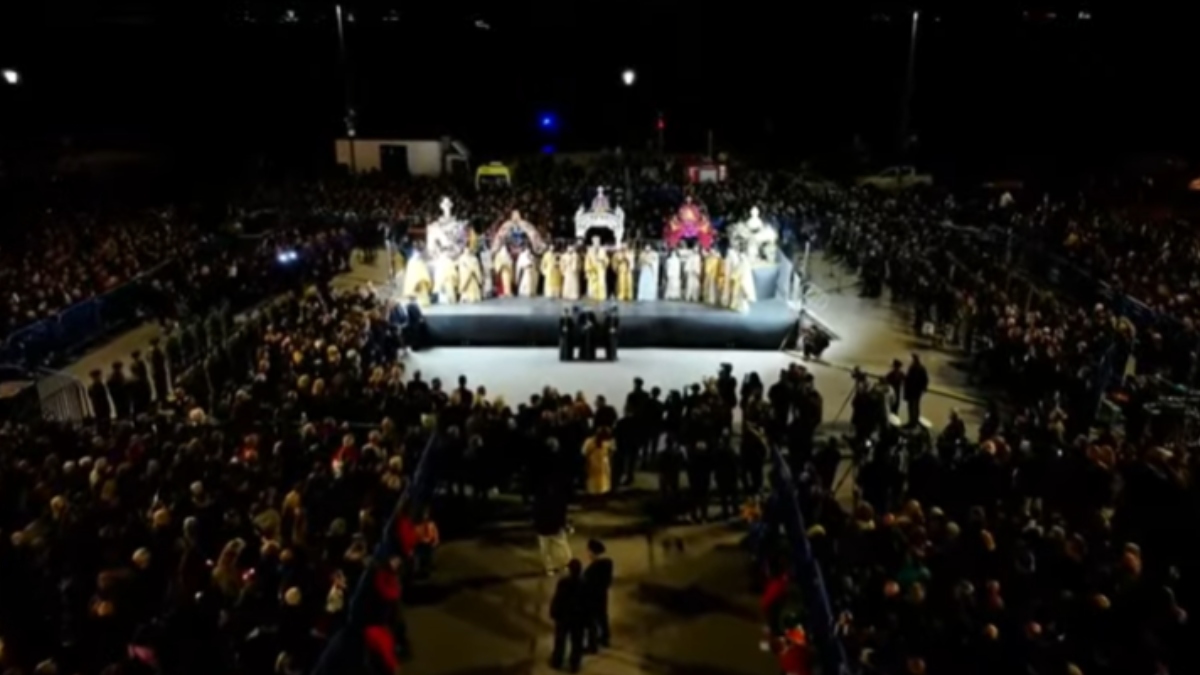 Θεσσαλονίκη: Συναντήθηκαν στην Πλατεία Αριστοτέλους οι πέντε Επιτάφιοι (Βίντεο)