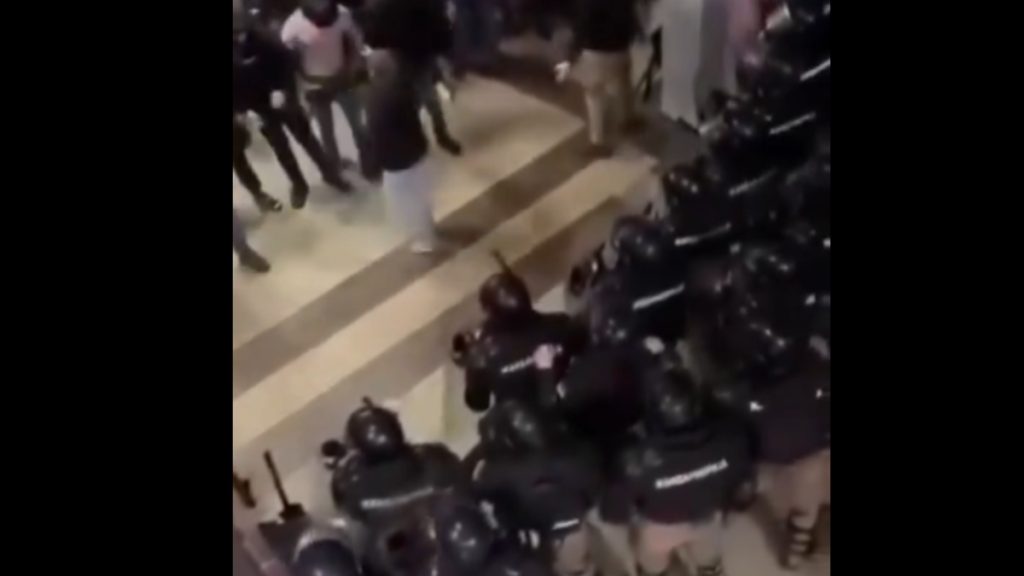 Ερυθρός Αστέρας – Παρτιζάν: Η στιγμή που το Beograd Arena βυθίζεται στο χάος – Δείτε βίντεο