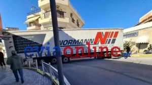 Εύβοια: Νταλίκα σφήνωσε σε δρόμο λόγω λάθους του GPS – Κυκλοφοριακό χάος στην περιοχή