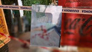 Εκτός κινδύνου ο περιπτεράς που μαχαιρώθηκε στα Εξάρχεια – Φωτογραφία που σοκάρει από την στιγμή της επίθεσης