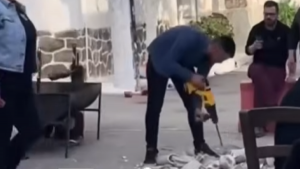 Εύβοια: Ξέφυγε το γλέντι – Έσπασαν πιάτα και τουαλέτες με τρυπάνι και σφυρί (Βίντεο)