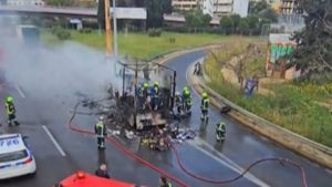 Φορτηγό στον Κηφισό τυλίχθηκε στις φλόγες εν κινήσει (βίντεο)