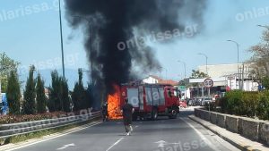Λάρισα: Αυτοκίνητο τυλίχθηκε στις φλόγες στη Λεωφόρο Καραμανλή (Βίντεο)