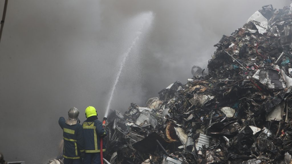 Θεσσαλονίκη: Φωτιά σε εταιρεία ανακύκλωσης – Μήνυμα από το 112, “κλείστε πόρτες και παράθυρα” (βίντεο+φωτογραφίες)