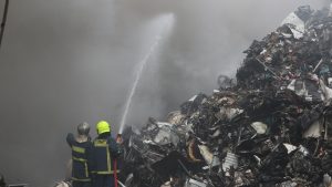 Θεσσαλονίκη: Φωτιά σε εταιρεία ανακύκλωσης – Μήνυμα από το 112, “κλείστε πόρτες και παράθυρα” (βίντεο+φωτογραφίες)