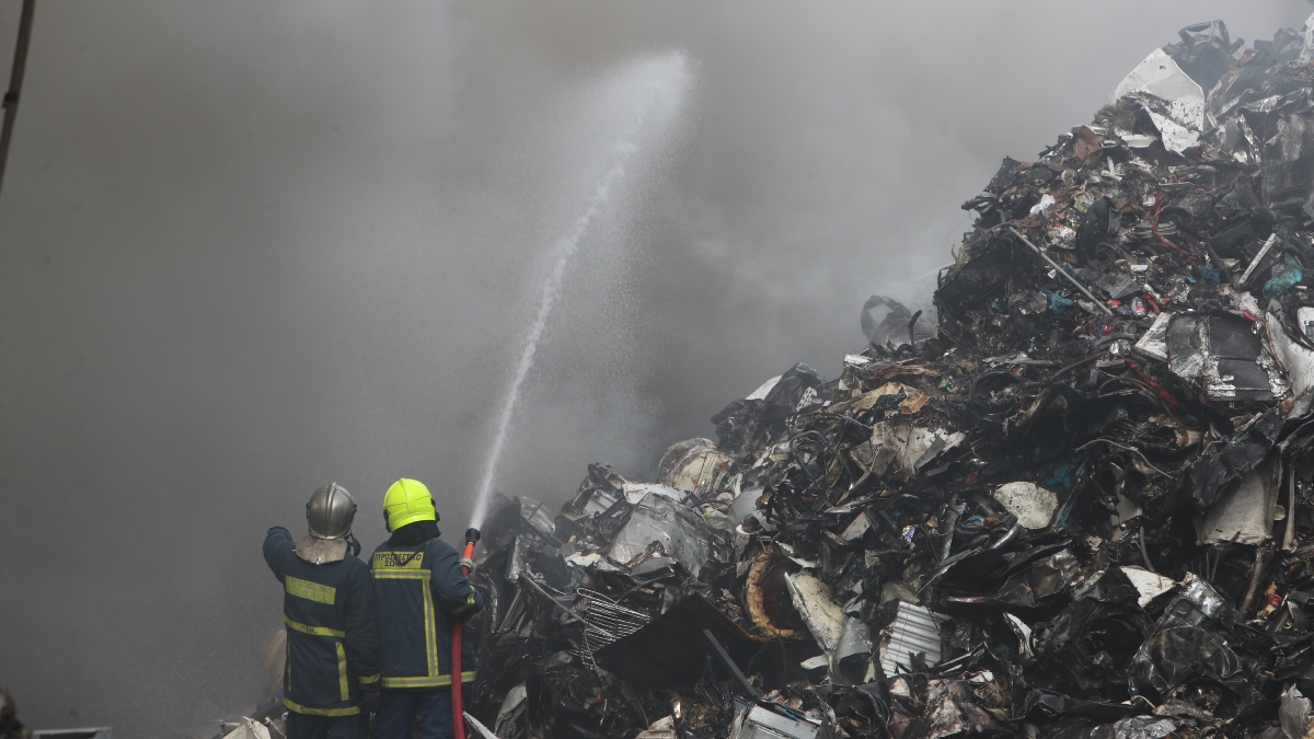 Θεσσαλονίκη: Φωτιά σε εταιρεία ανακύκλωσης – Μήνυμα από το 112, “κλείστε πόρτες και παράθυρα” (βίντεο+φωτογραφίες)
