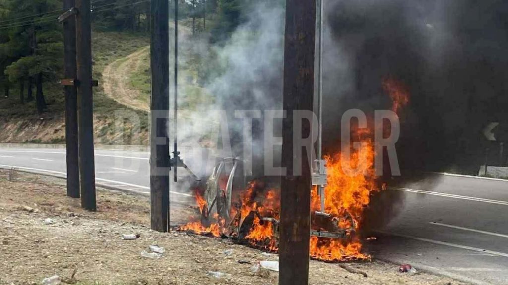 Εύβοια: Αυτοκίνητο τυλίχθηκε στις φλόγες εν κινήσει (βίντεο)