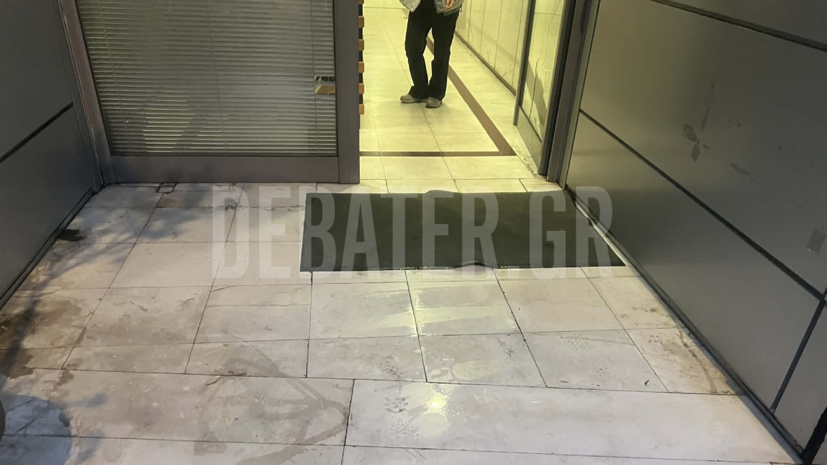 Καλλιθέα: Άγνωστοι έβαλαν γκαζάκια στην είσοδο του ΕΦΚΑ – Προκλήθηκε φωτιά