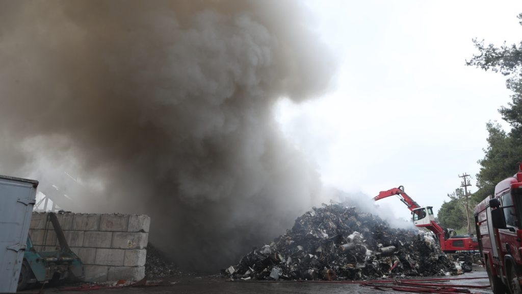 Μαίνεται η φωτιά στο Ωραιόκαστρο – Σαρηγιάννης: “Δημιουργούνται τοξικές ενώσεις, προσοχή στο πλύσιμο των αυλών”