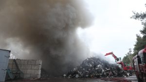 Μαίνεται η φωτιά στο Ωραιόκαστρο – Σαρηγιάννης: “Δημιουργούνται τοξικές ενώσεις, προσοχή στο πλύσιμο των αυλών”