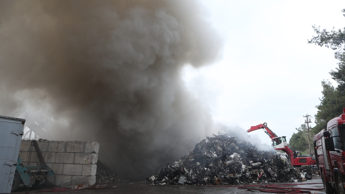 Μαίνεται η φωτιά στο Ωραιόκαστρο – Σαρηγιάννης: “Δημιουργούνται τοξικές ενώσεις, προσοχή στο πλύσιμο των αυλών”