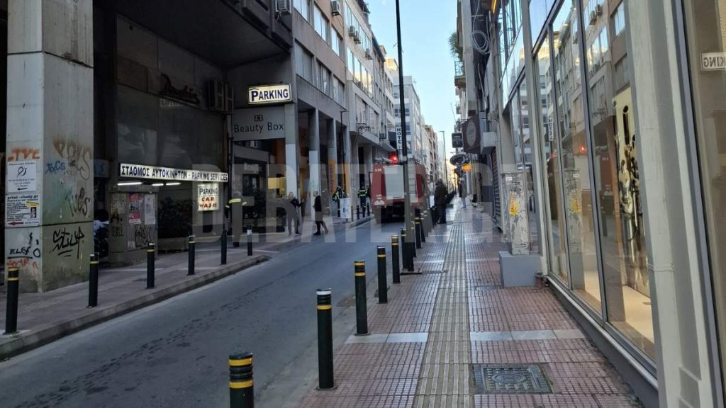 Φωτιά σε κατάστημα στον Πειραιά στην οδό Νοταρά (βίντεο)