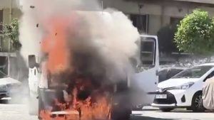 Συναγερμός στη Νίκαια: Φωτιά σε φορτηγάκι στη Γρηγορίου Λαμπράκη (βίντεο)