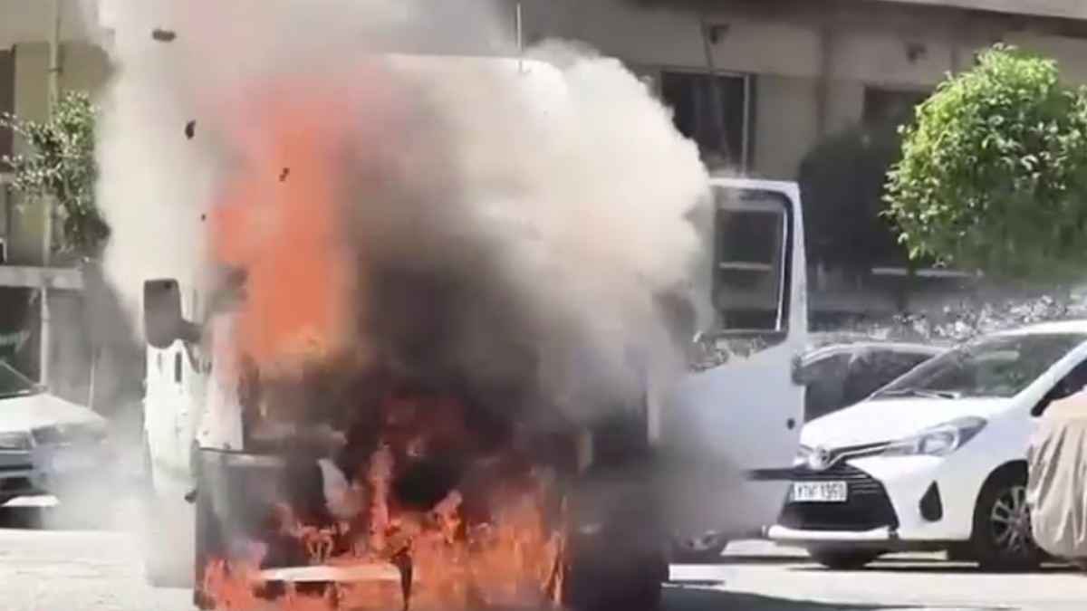 Συναγερμός στη Νίκαια: Φωτιά σε φορτηγάκι στη Γρηγορίου Λαμπράκη (βίντεο)