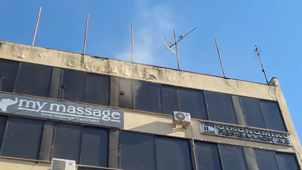 Φωτιά σε επιχείρηση στο κέντρο της Λάρισας (βίντεο)