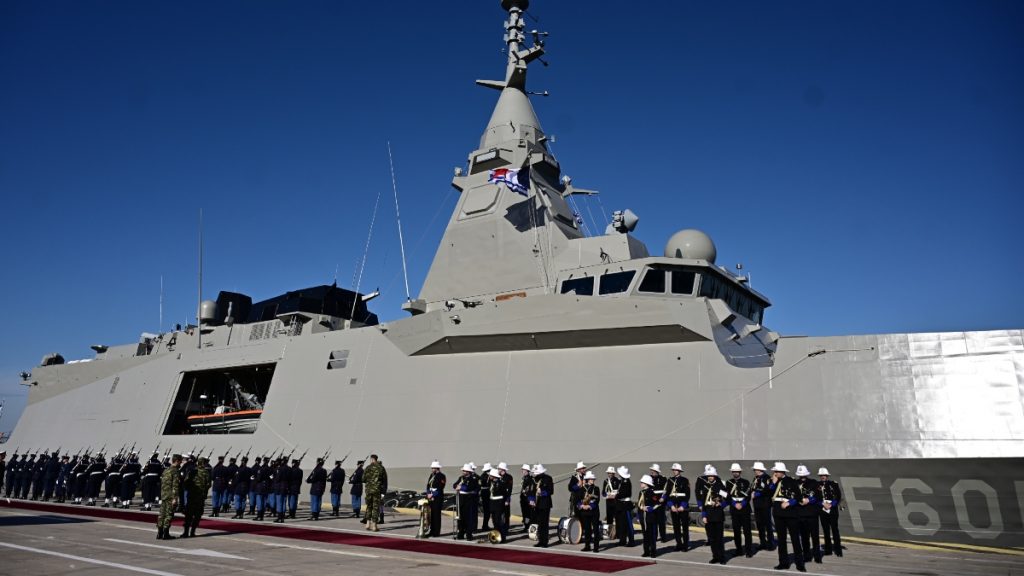 Στη Φρεγάτα «Κίμων» Κυριάκος Μητσοτάκης και Εμανουέλ Μακρόν – Live η επίσκεψη