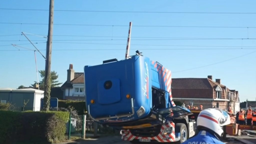 Γαλλία: Σύγκρουση τρένου υψηλής ταχύτητας με φορτηγό – Νεκρός ο οδηγός, πάνω από 20 τραυματίες (βίντεο+φωτογραφίες)