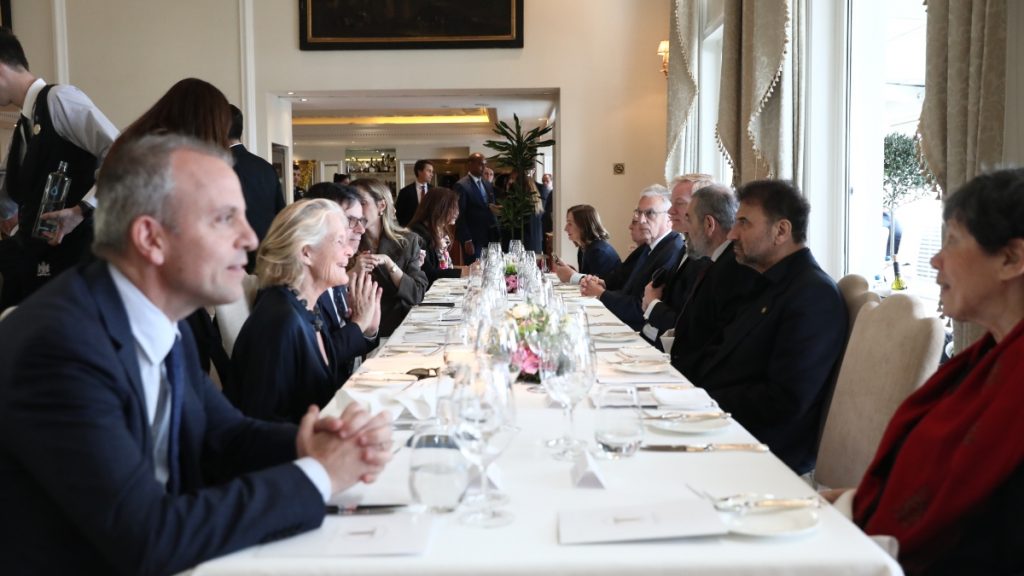 Επίσημο γεύμα από τον Γεραπετρίτη προς τιμήν της γαλλικής αντιπροσωπείας – «Οι δεσμοί των χωρών μας είναι διαχρονικοί»