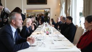 Επίσημο γεύμα από τον Γεραπετρίτη προς τιμήν της γαλλικής αντιπροσωπείας – «Οι δεσμοί των χωρών μας είναι διαχρονικοί»