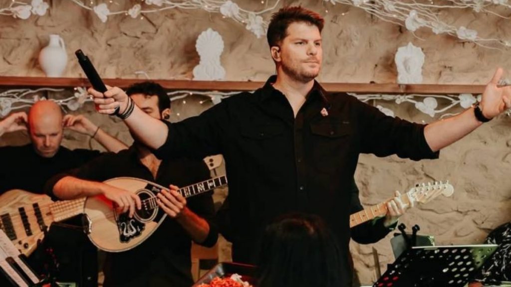 Λούκας Γιώρκας: Συνεχίζει δυναμικά και τον Μάιο τις sold out Κυριακές του στο «Koukoutsi» στον Πειραιά