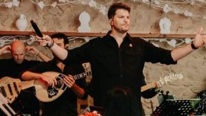 Λούκας Γιώρκας: Συνεχίζει δυναμικά και τον Μάιο τις sold out Κυριακές του στο «Koukoutsi» στον Πειραιά