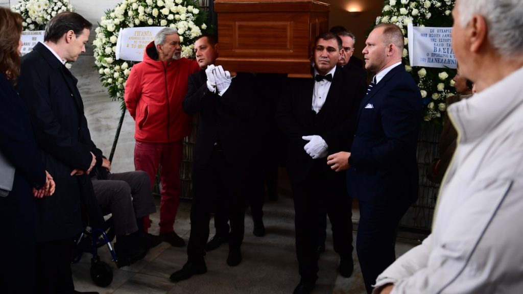 Βασίλης Γκούμας: Πλήθος κόσμου στο τελευταίο αντίο στον “αυτοκράτορα” – Δείτε εικόνες