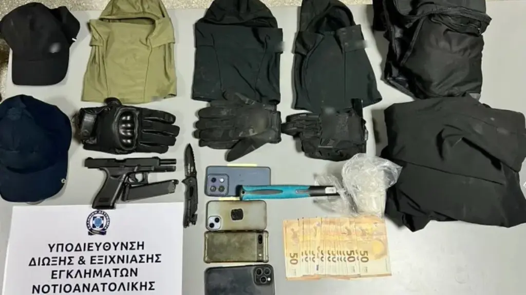Γλυφάδα: 3 άτομα εντοπίστηκαν σε παρκαρισμένο όχημα με όπλα και συνελήφθησαν – Απείλησαν αστυνομικούς