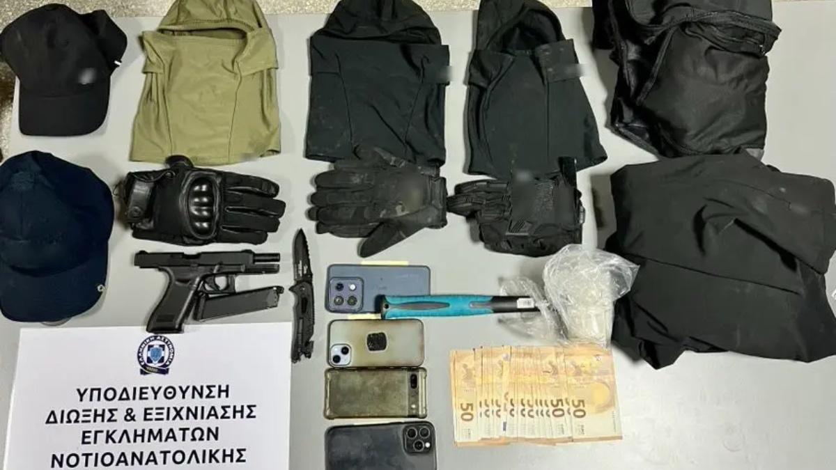 Γλυφάδα: 3 άτομα εντοπίστηκαν σε παρκαρισμένο όχημα με όπλα και συνελήφθησαν – Απείλησαν αστυνομικούς