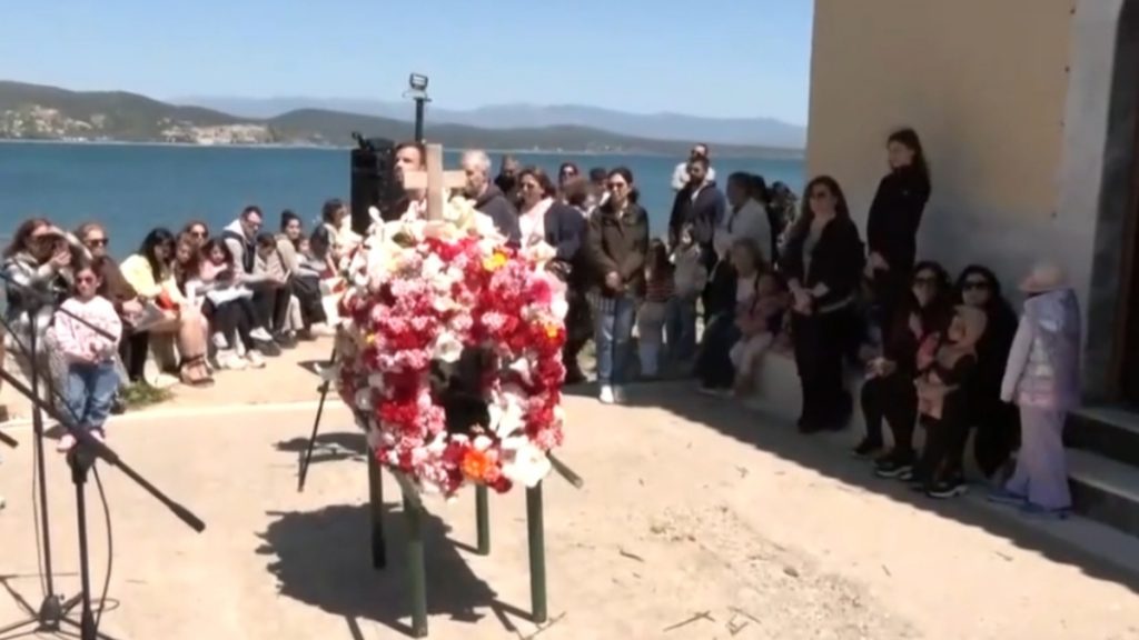 Παιδιά στόλισαν και περιέφεραν τον Επιτάφιο στο Γύθειο (Βίντεο)