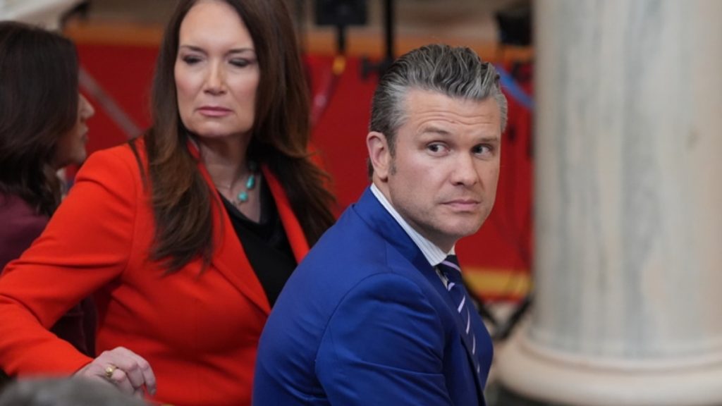 ΗΠΑ: Ο Πιτ Χέγκσεθ “καρατόμησε” τον αρχηγό του Γενικού Επιτελείου Στρατού κι άλλους δύο ανώτερους αξιωματούχους