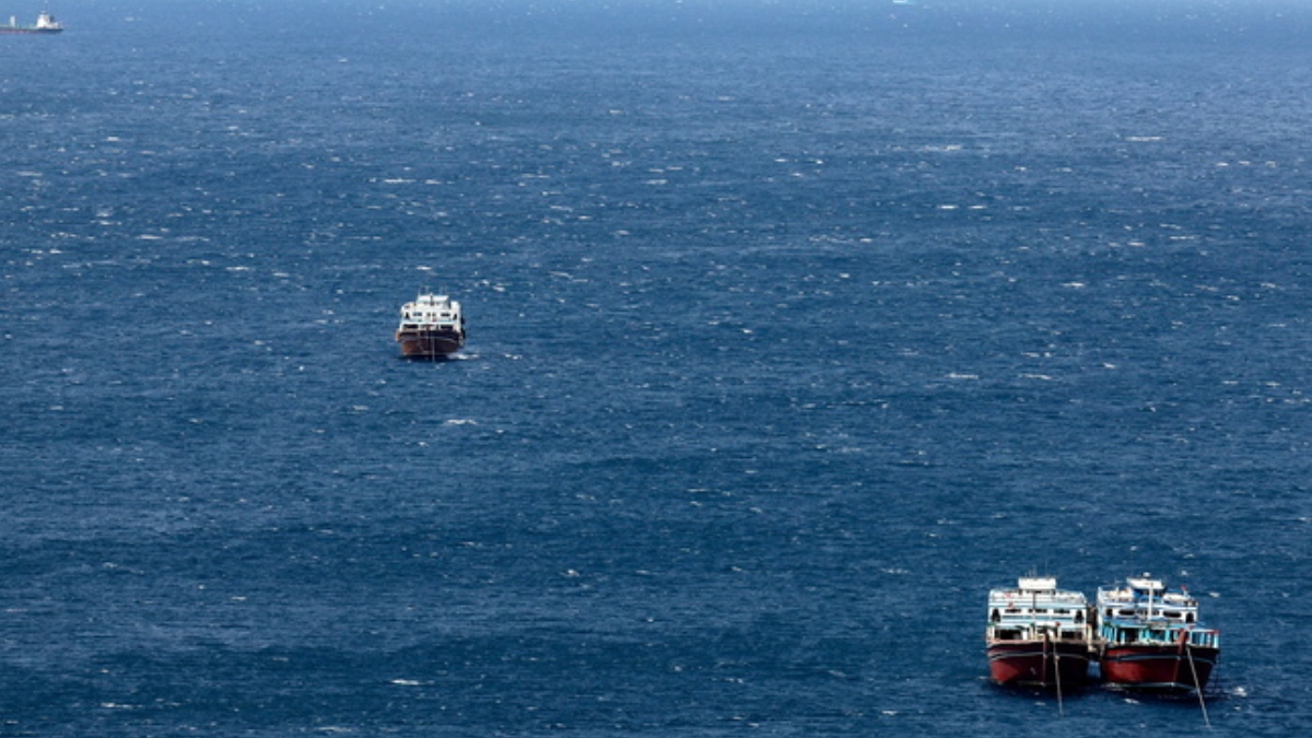 “Μποτιλιάρισμα” στα Στενά του Ορμούζ: Δεκάδες πλοία επιχειρούν διέλευση