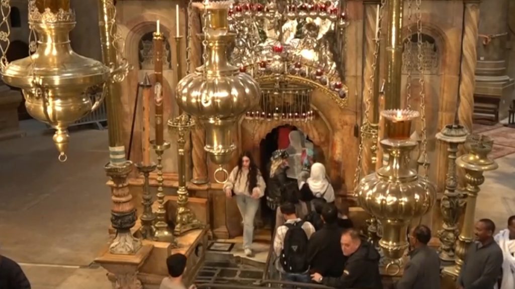 Ιεροσόλυμα: Με κατάνυξη και συγκίνηση η Αποκαθήλωση στο Ναό της Αναστάσεως (βίντεο)