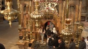 Ιεροσόλυμα: Με κατάνυξη και συγκίνηση η Αποκαθήλωση στο Ναό της Αναστάσεως (βίντεο)