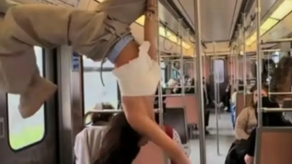 Κάνει pole dancing σε συρμό του Ηλεκτρικού και γίνεται viral – Δείτε Βίντεο
