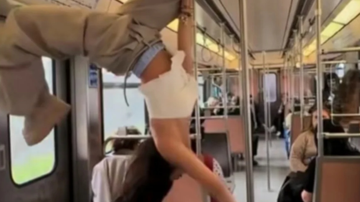 Κάνει pole dancing σε συρμό του Ηλεκτρικού και γίνεται viral – Δείτε Βίντεο
