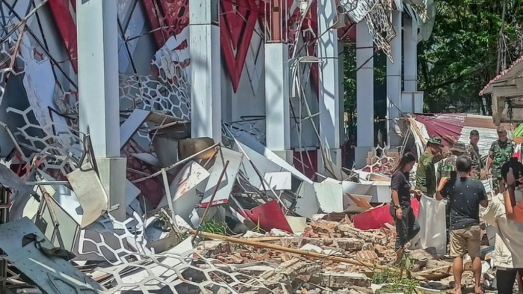 Ινδονησία: Ένας νεκρός από τον ισχυρό σεισμό των 7,4 Ρίχτερ – Λήξη συναγερμού για τσουνάμι (βίντεο)