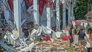 Ινδονησία: Ένας νεκρός από τον ισχυρό σεισμό των 7,4 Ρίχτερ – Λήξη συναγερμού για τσουνάμι (βίντεο)