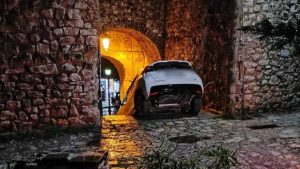 Ιωάννινα: Αυτοκίνητο έπεσε στα σκαλιά του κάστρου (φωτογραφίες)