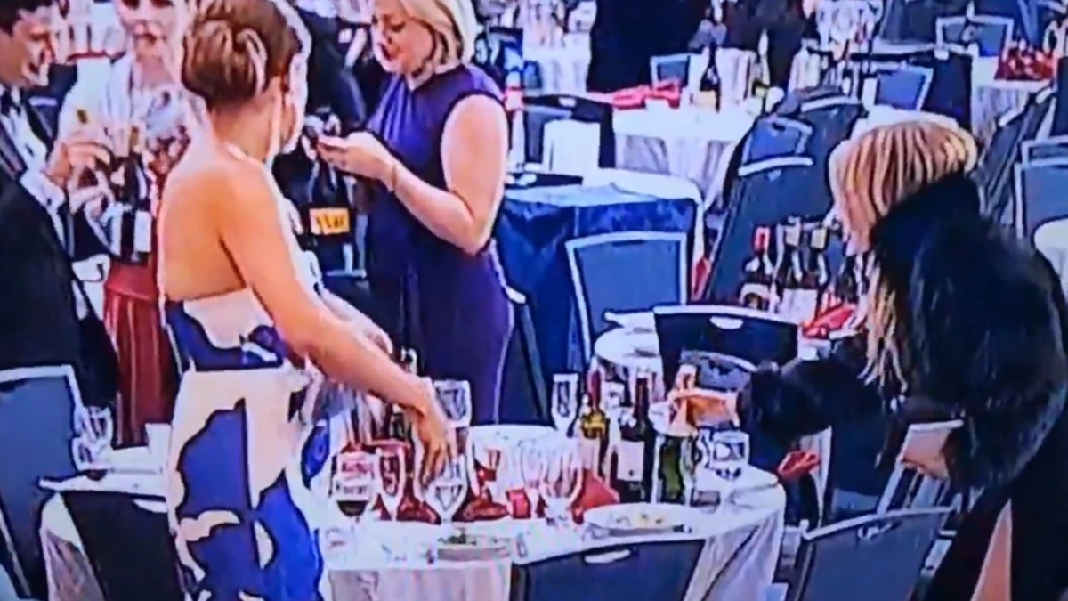 Ουάσινγκτον: Θύελλα αντιδράσεων για τη στάση των παρευρισκομένων μετά το ένοπλο επεισόδιο – Selfies και δωρεάν σαμπάνιες