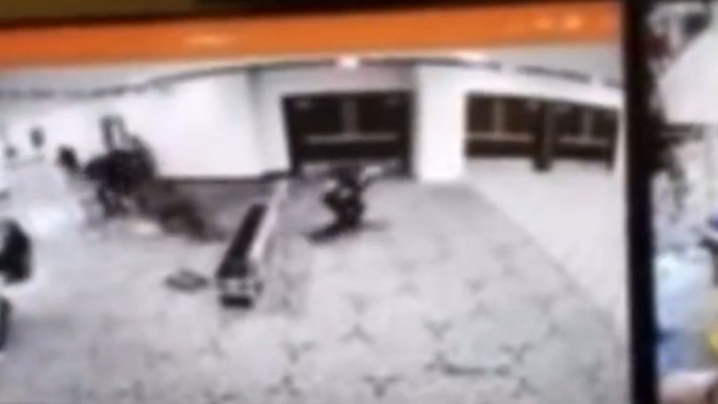 ΗΠΑ: Το κινητό πράκτορα ανέκοψε την πορεία της σφαίρας κι έσωσε τη ζωή του στην επίθεση κατά του Τραμπ (βίντεο)