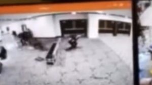 ΗΠΑ: Το κινητό πράκτορα ανέκοψε την πορεία της σφαίρας κι έσωσε τη ζωή του στην επίθεση κατά του Τραμπ (βίντεο)