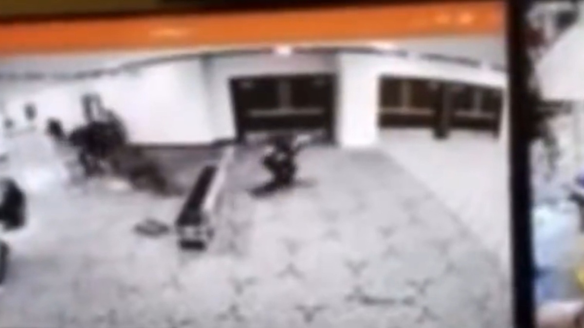 ΗΠΑ: Το κινητό πράκτορα ανέκοψε την πορεία της σφαίρας κι έσωσε τη ζωή του στην επίθεση κατά του Τραμπ (βίντεο)