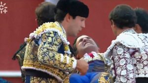 Ισπανία: Ατύχημα για τον “βασιλιά των ταυρομάχων” – Το κέρατο του ταύρου τον διαπέρασε και του έκανε πληγή 10 εκατοστών (βίντεο)