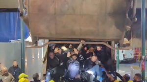 Ισραήλ: Προσπάθησαν να περάσουν 68 Παλαιστίνιους κρυμμένους σε απορριμματοφόρο – Δείτε το βίντεο