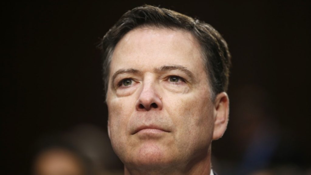ΗΠΑ: Παραδόθηκε ο πρώην διευθυντής του FBI, Τζέιμς Κόμεϊ – Κατηγορήθηκε για απειλές κατά του Ντόναλντ Τραμπ