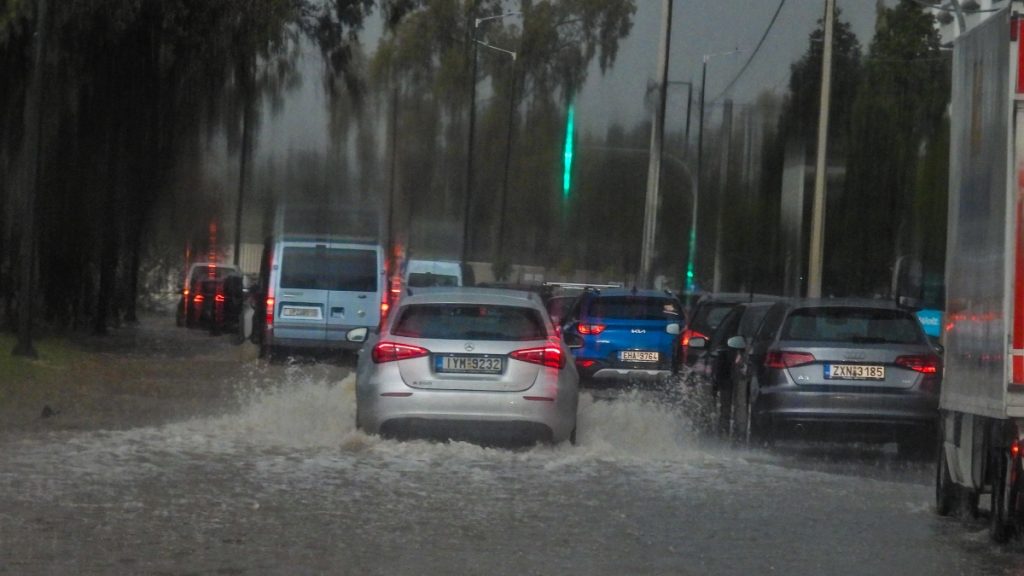 Καιρός: Ισχυρές βροχές και χαλάζι αύριο – Άνεμοι έως 8 μποφόρ