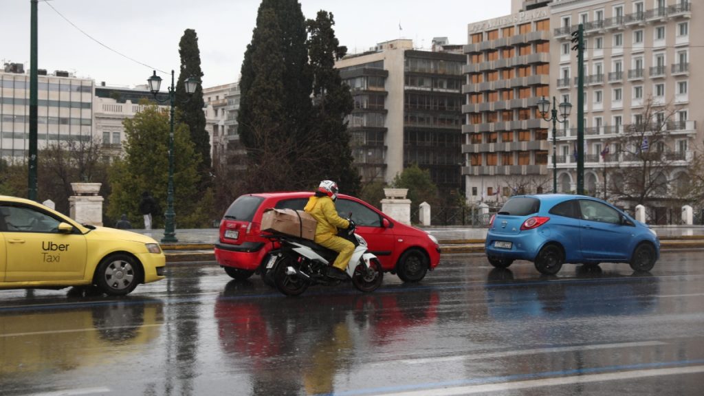 Καιρός: Υψηλές θερμοκρασίες με καταιγίδες από το απόγευμα – Φθινοπωρινό το σκηνικό από την Τετάρτη