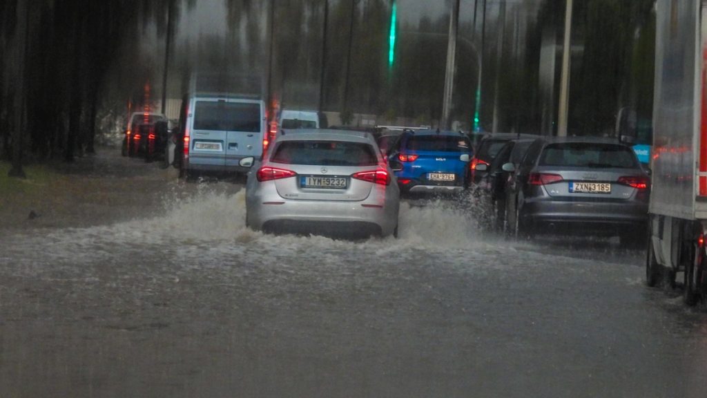 Κακοκαιρία Erminio: Πιο έντονα από το μεσημέρι τα φαινόμενα – “Στην Αττική, μέσα σε λίγες ώρες θα πέσει βροχή 3 μηνών”